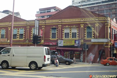 亞洲業餘模特兒在被幹之前先舔陰戶