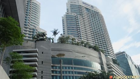 亞洲業餘模特兒在被幹之前先舔陰戶