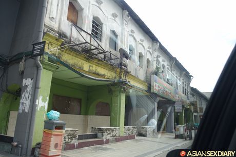 亞洲業餘模特兒在被幹之前先舔陰戶