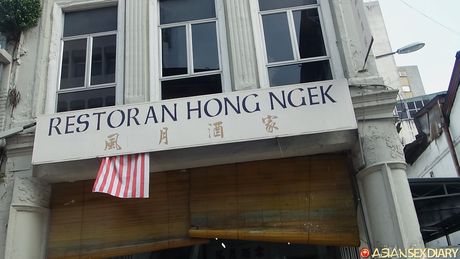 亞洲業餘模特兒在被幹之前先舔陰戶