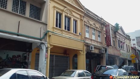 亞洲業餘模特兒在被幹之前先舔陰戶