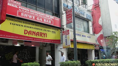 亞洲業餘模特兒在被幹之前先舔陰戶