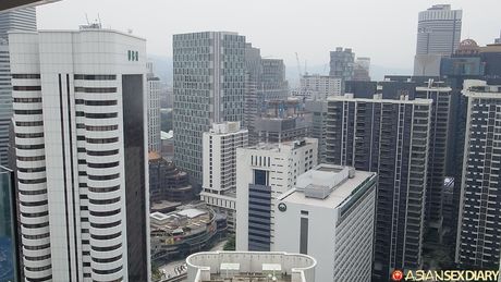 亞洲業餘模特兒在被幹之前先舔陰戶