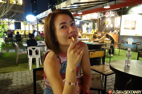 可愛的亞洲寶貝 Nan B 在獨奏中將她的陰部塞滿雞巴