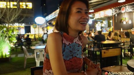 可愛的亞洲寶貝 Nan B 在獨奏中將她的陰部塞滿雞巴