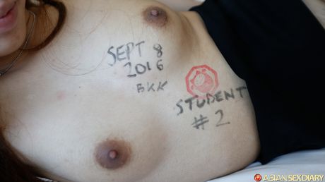 Fa B er en sexet asiatisk babe, der elsker at få sin fisse kneppet