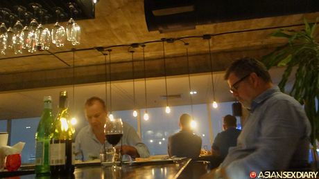 亞洲美女 Mickey B 在單人臥室裡被雞巴塞滿