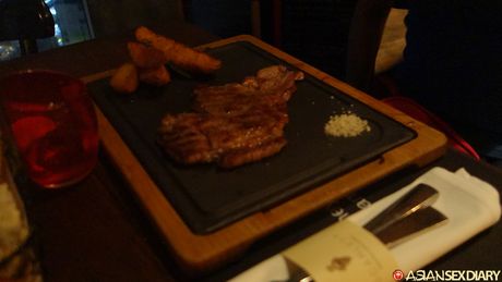 亞洲美女 Mickey B 在單人臥室裡被雞巴塞滿