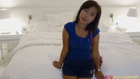 亞洲美女 Mickey B 在單人臥室裡被雞巴塞滿