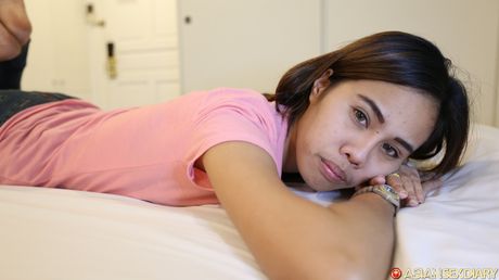 亞洲寶貝 Nid B 在飯店房間裡被人操，頭髮被拽