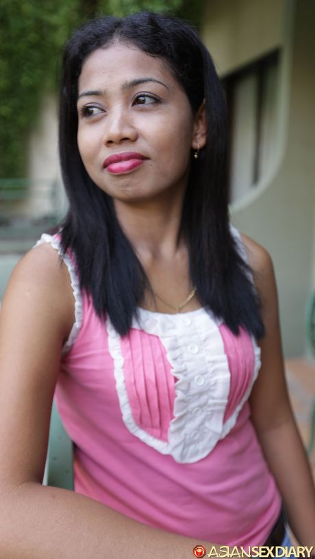 Asiatisk mor Ika får sin twat fyldt med en stor pik på sofaen