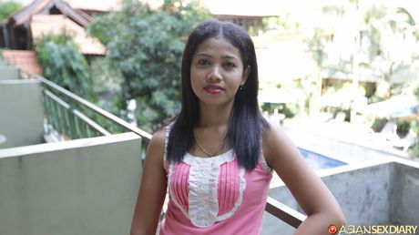 Asiatisk mor Ika får sin twat fyldt med en stor pik på sofaen