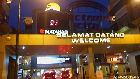 Asiatisk mor Ika får sin twat fyldt med en stor pik på sofaen