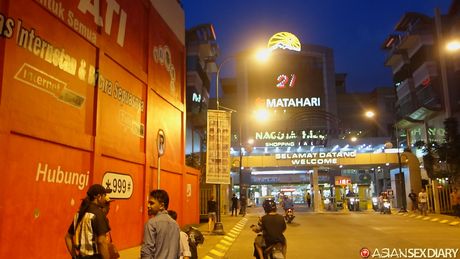 Asiatisk mor Ika får sin twat fyldt med en stor pik på sofaen