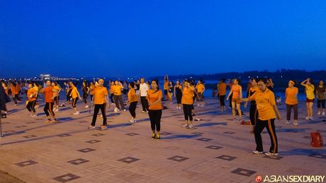 亞洲女孩Por在做瑜珈時被一個男人幹