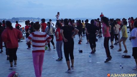 亞洲女孩Por在做瑜珈時被一個男人幹