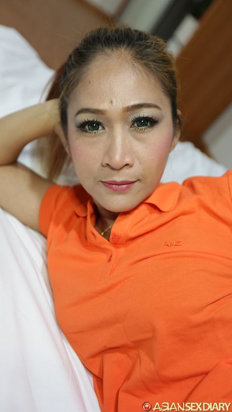 亞洲女孩Por在做瑜珈時被一個男人幹