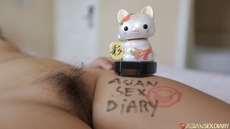 亞洲寶貝 Yum 的毛茸茸陰戶被一根大雞巴插入並操弄