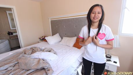 亞洲寶貝 Yum 的毛茸茸陰戶被一根大雞巴插入並操弄