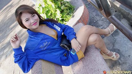 性感女孩 Hang B 在沙發上被雞巴塞滿