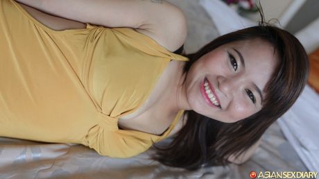 性感女孩 Hang B 在沙發上被雞巴塞滿