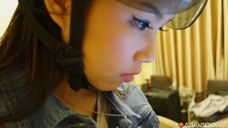 素晴らしいアジアのMILF Anhは彼女の毛深い猫を食べさせられ、犯される