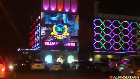 美妙的亞洲人 Rini B 在理髮店裡被塞住了她的陰部