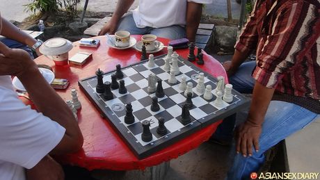 性感熟女 Fina 被一個淫蕩的猛男幹了