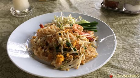 亞洲女孩 Tik 在床上裸體，然後進行陰道插入