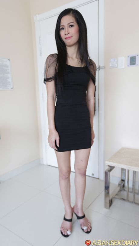 深色頭髮的少女 Thuy 脫下漁網上衣和褲襪