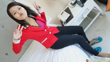 Asiatisk pige Yen B bliver nøgen, før hun har sex på et badeværelse