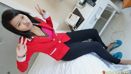 Asiatisk pige Yen B bliver nøgen, før hun har sex på et badeværelse