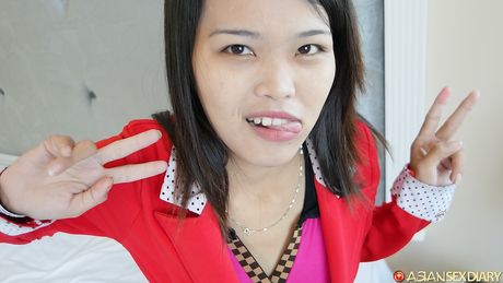 Asiatisk pige Yen B bliver nøgen, før hun har sex på et badeværelse