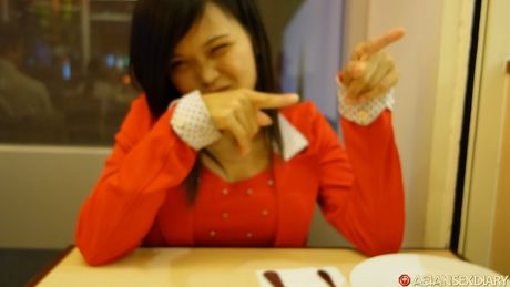 ホットなアジアのベイビーYen Bは、角質の男に毛深い猫を犯される