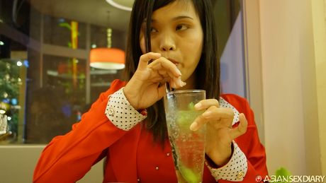 ホットなアジアのベイビーYen Bは、角質の男に毛深い猫を犯される