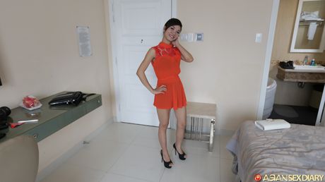 亞洲寶貝 Hana 在與男性發生性關係之前赤身裸體