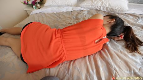 亞洲寶貝 Hana 在與男性發生性關係之前赤身裸體