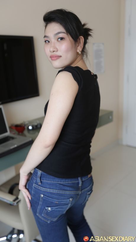 亞洲封面女郎 Zen B 赤身裸體，性感地騎著自行車