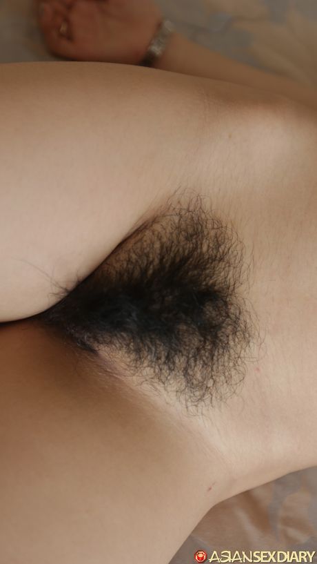 亞洲封面女郎 Zen B 赤身裸體，性感地騎著自行車