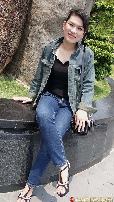 亞洲封面女郎 Zen B 赤身裸體，性感地騎著自行車