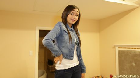 瘦小少女 Yum 在沙發上被大屌塞滿陰戶