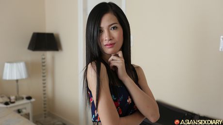 黑髮少女 Thuy B 毫無羞恥地在沙發上裸體