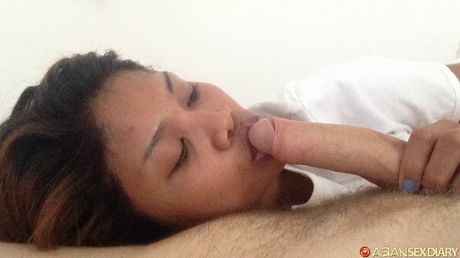 アジアのティーンアラインは大きなペニスと中出しで彼女の膣をいっぱいにされる