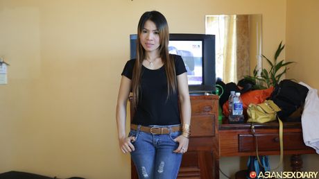 素晴らしい熟女アルテアは、角質のティーンに彼女の猫を舐められ、チンポを犯される