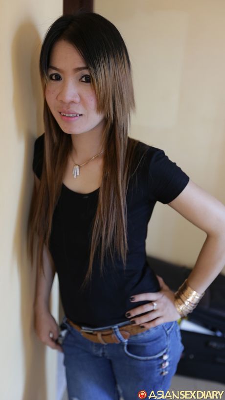 素晴らしい熟女アルテアは、角質のティーンに彼女の猫を舐められ、チンポを犯される