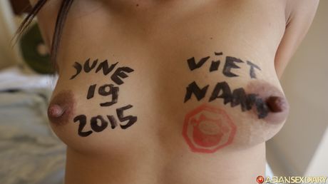 美妙的亞洲寶貝 Hien 展示了她火熱的臀部並張開了她毛茸茸的陰部