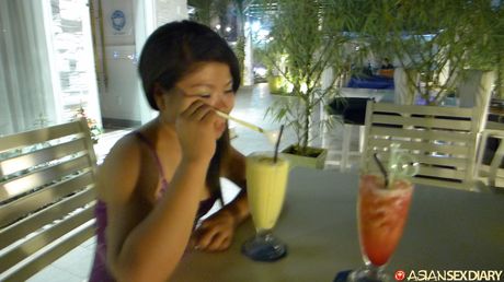 アジア人の女の子アンは膣ファックの前に裸になる