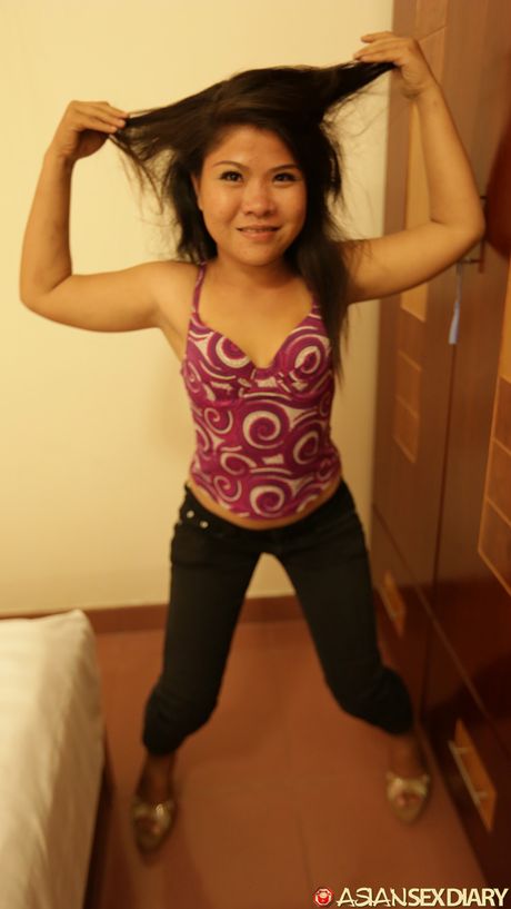 アジア人の女の子アンは膣ファックの前に裸になる