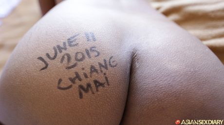 Asiatisk mor Kung får sit røvhul fingret og dicked af en massør