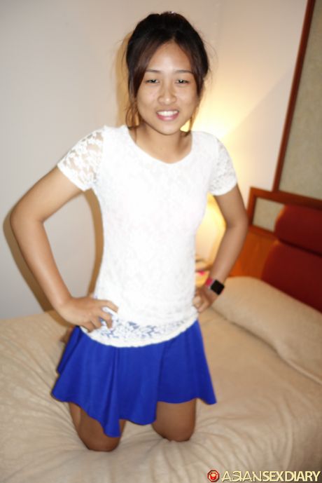 Dejlig dukke Nok tager sit tøj af før en fingerfuck